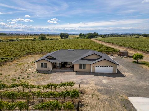 Photo of 2050 Olmstead Road, Grandview, WA 98930 (MLS # 293100)