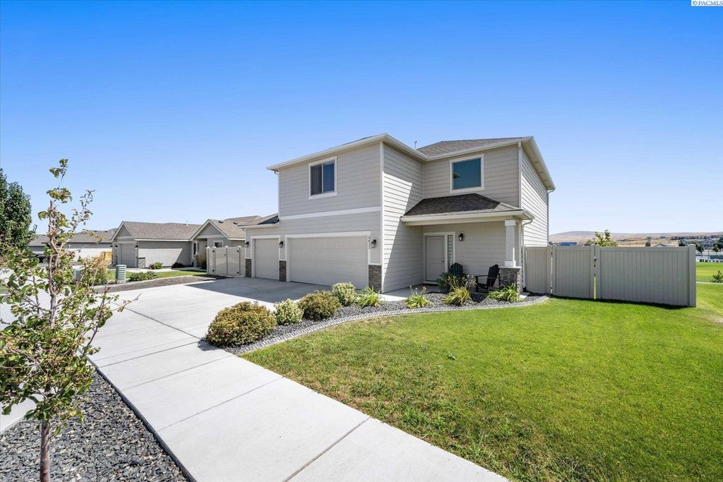 Photo of 5611 W 32nd Ave, Kennewick, WA 99338 (MLS # 290612)