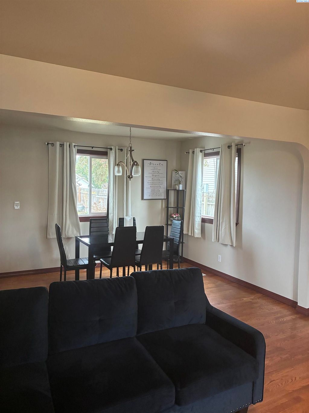 Photo of 303 Avenue G, Grandview, WA 98930 (MLS # 290410)