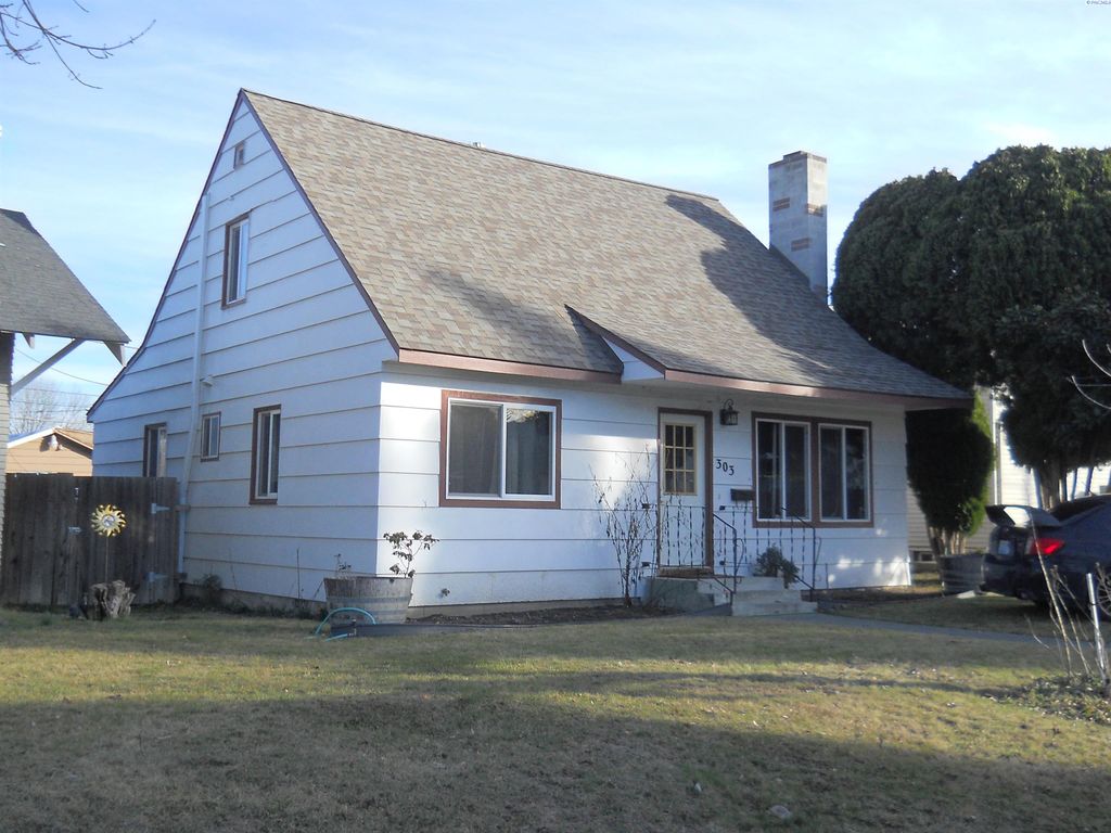 Photo of 303 Avenue G, Grandview, WA 98930 (MLS # 290410)