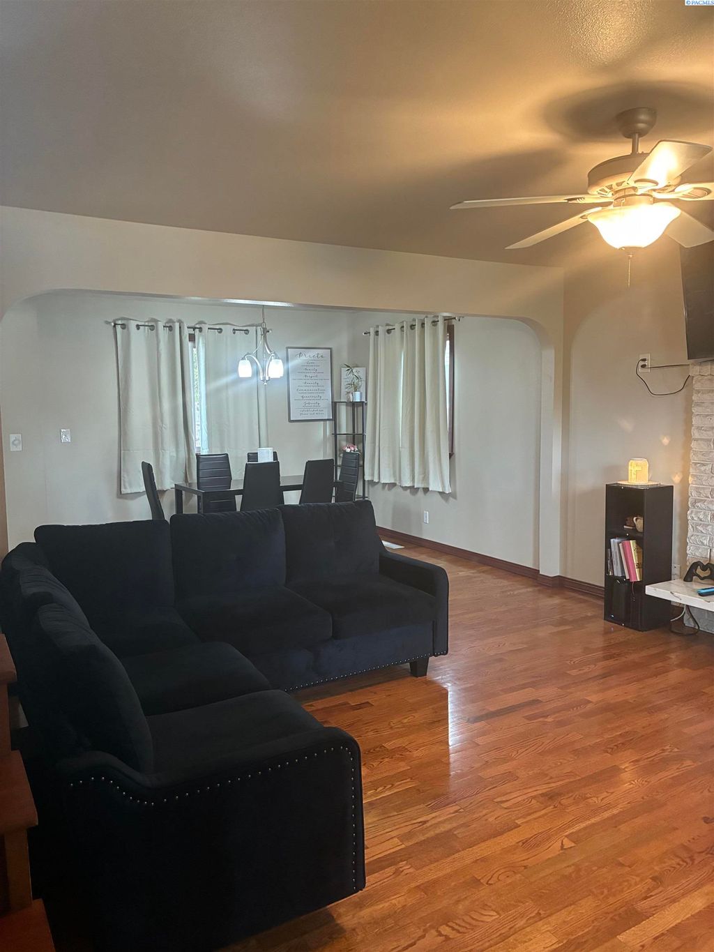 Photo of 303 Avenue G, Grandview, WA 98930 (MLS # 290410)