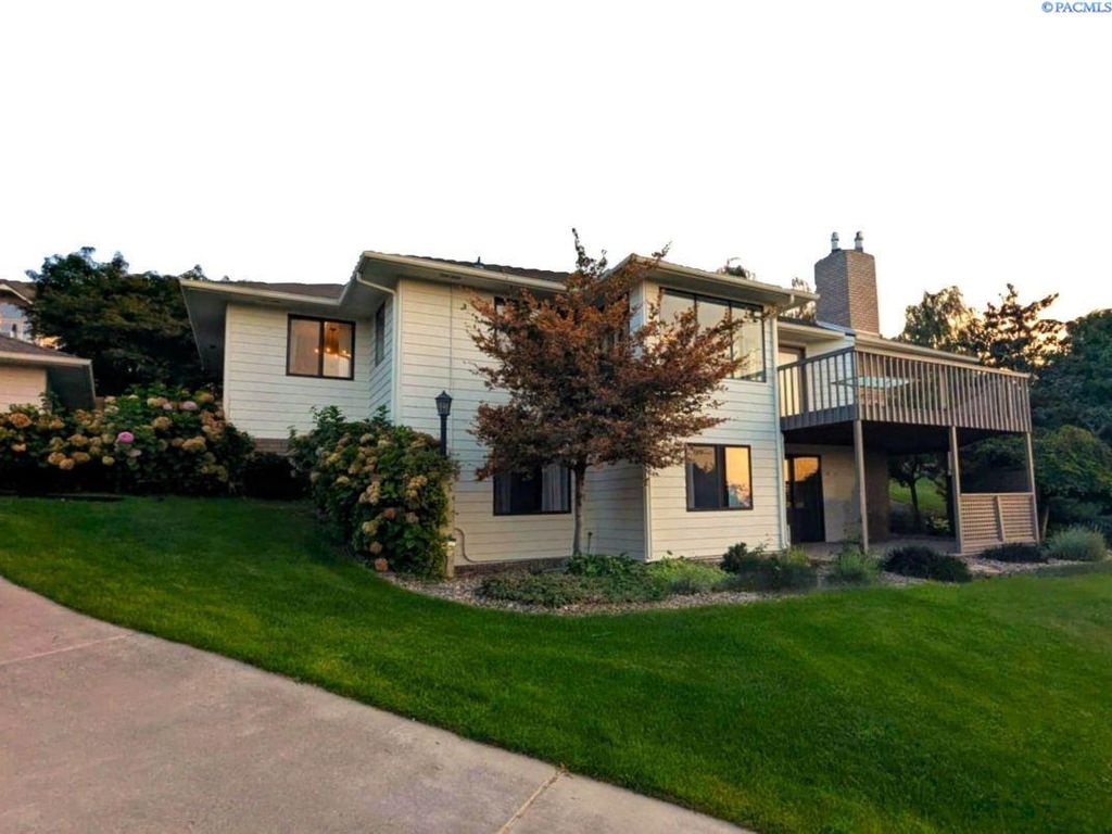 Photo of 3803 W 40th Pl, Kennewick, WA 99337 (MLS # 291469)