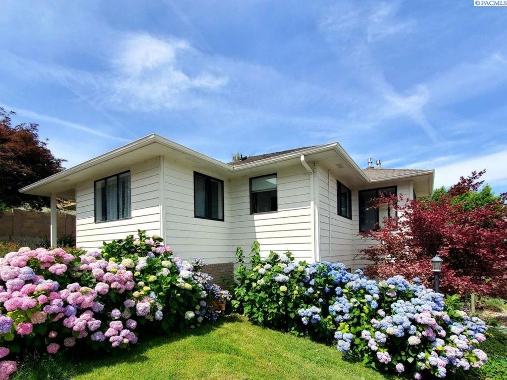 Photo of 3803 W 40th Pl, Kennewick, WA 99337 (MLS # 291469)