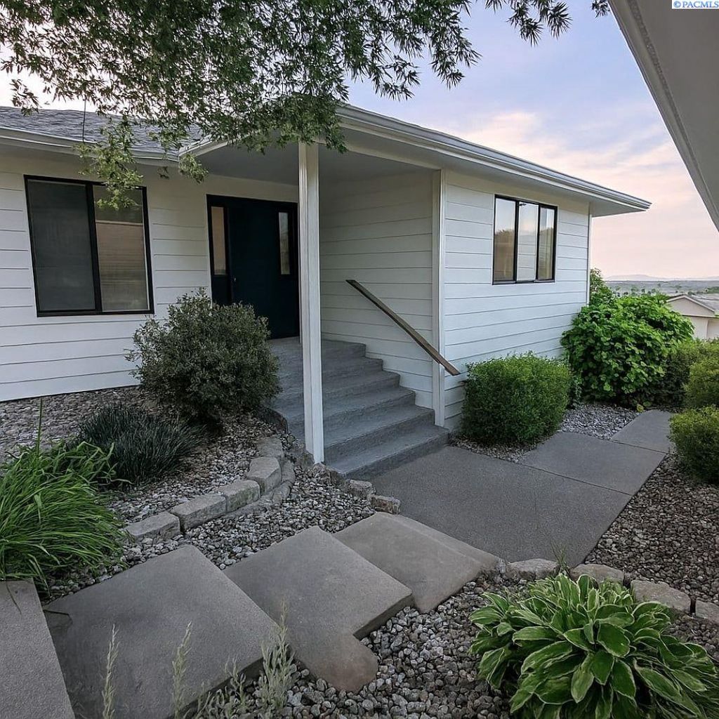 Photo of 3803 W 40th Pl, Kennewick, WA 99337 (MLS # 291469)