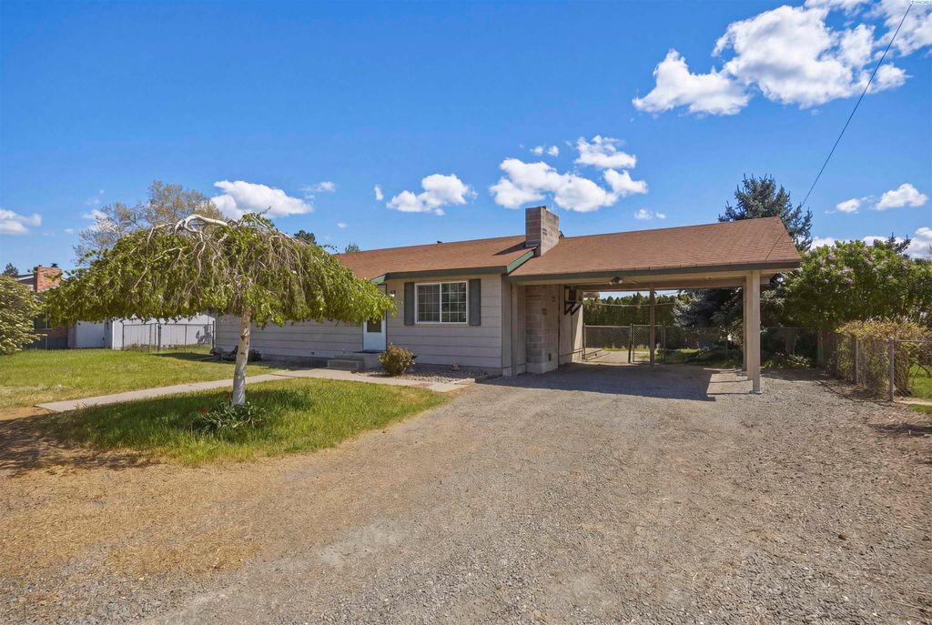 Photo of 3201 Hill Drive, Grandview, WA 98930 (MLS # 292177)