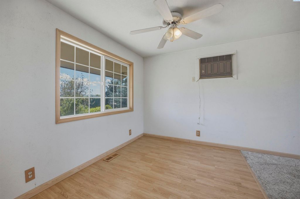 Photo of 3201 Hill Drive, Grandview, WA 98930 (MLS # 292177)