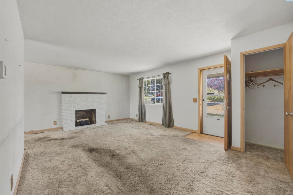 Photo of 3201 Hill Drive, Grandview, WA 98930 (MLS # 292177)