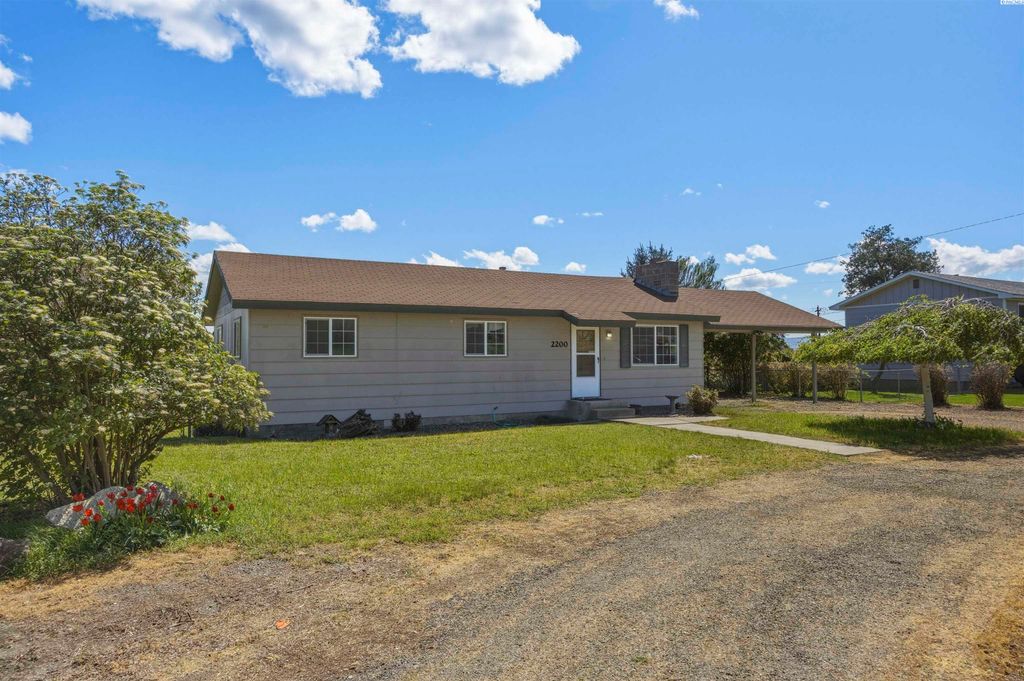 Photo of 3201 Hill Drive, Grandview, WA 98930 (MLS # 292177)