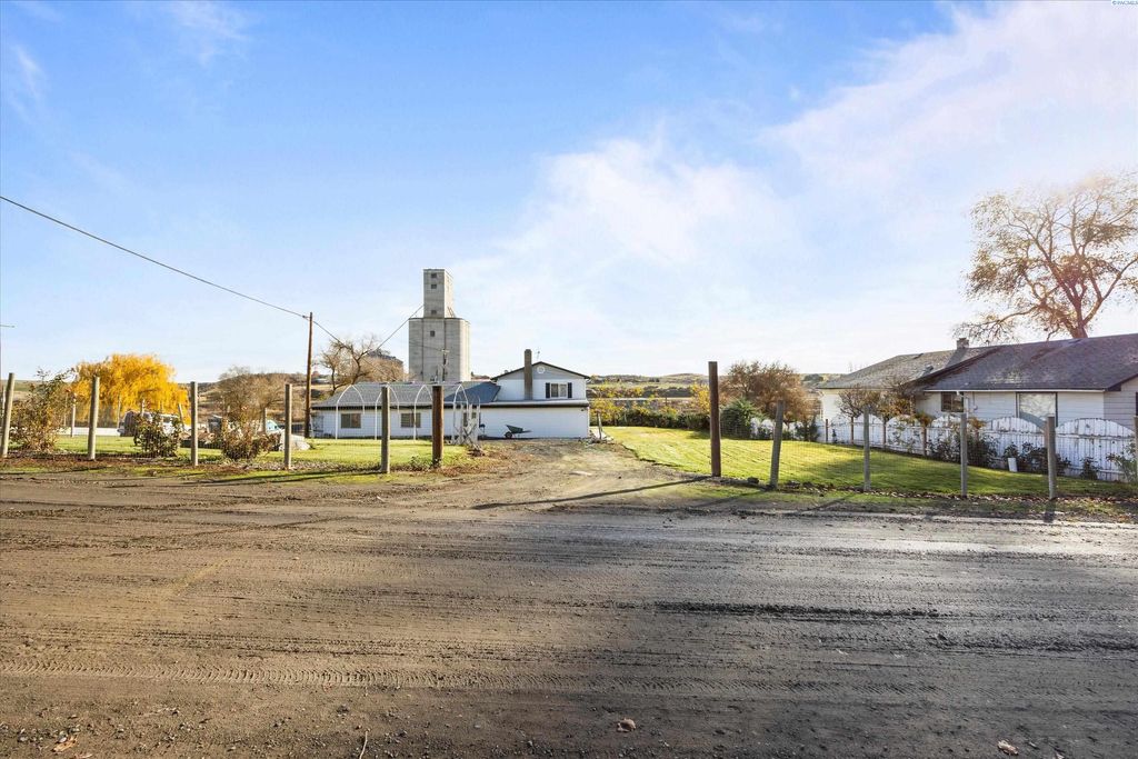 Photo of 41 4th, Eltopia, WA 99330 (MLS # 289200)