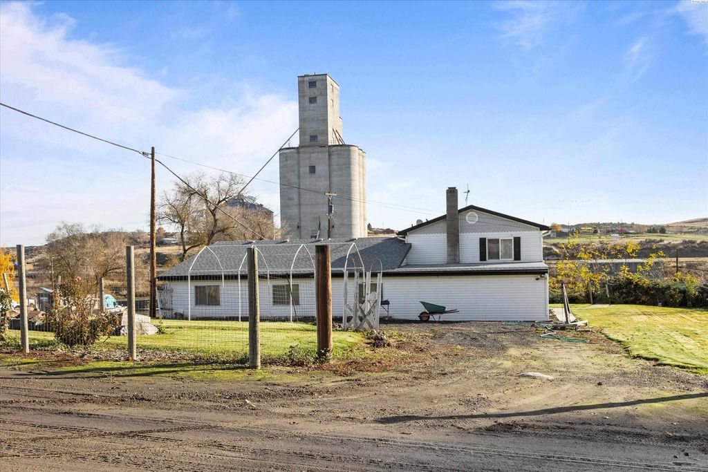 Photo of 41 4th, Eltopia, WA 99330 (MLS # 289200)