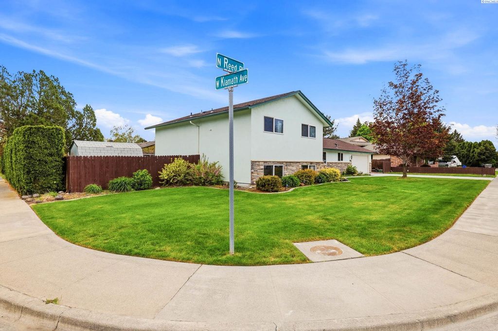 Photo of 800 N Reed Pl, Kennewick, WA 99336 (MLS # 292242)