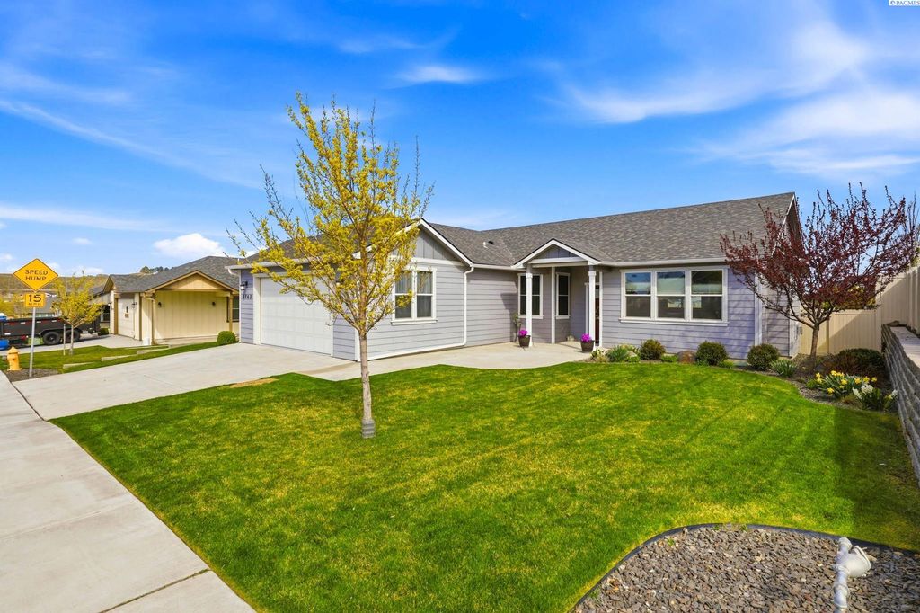 Photo of 3763 S Sherman St, Kennewick, WA 99338 (MLS # 291717)