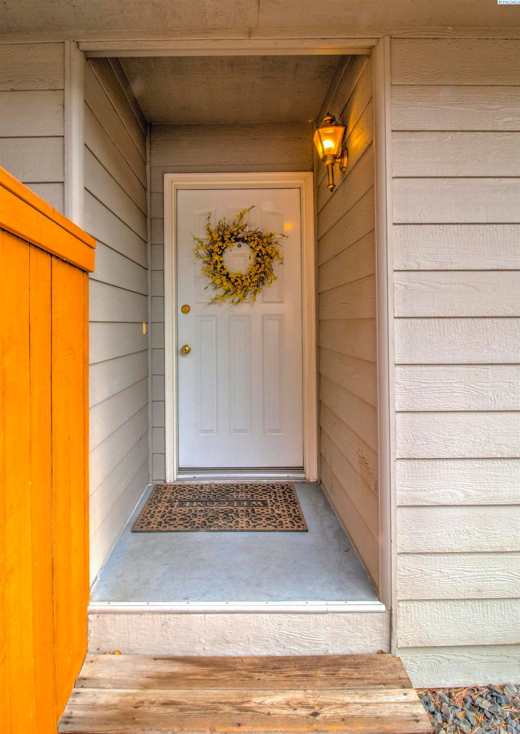 Photo of 3721 W 29th Ct, Kennewick, WA 99337 (MLS # 290522)