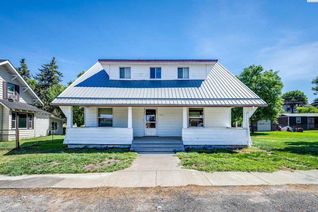 Photo of 212 C St, Endicott, WA 99125 (MLS # 285803)