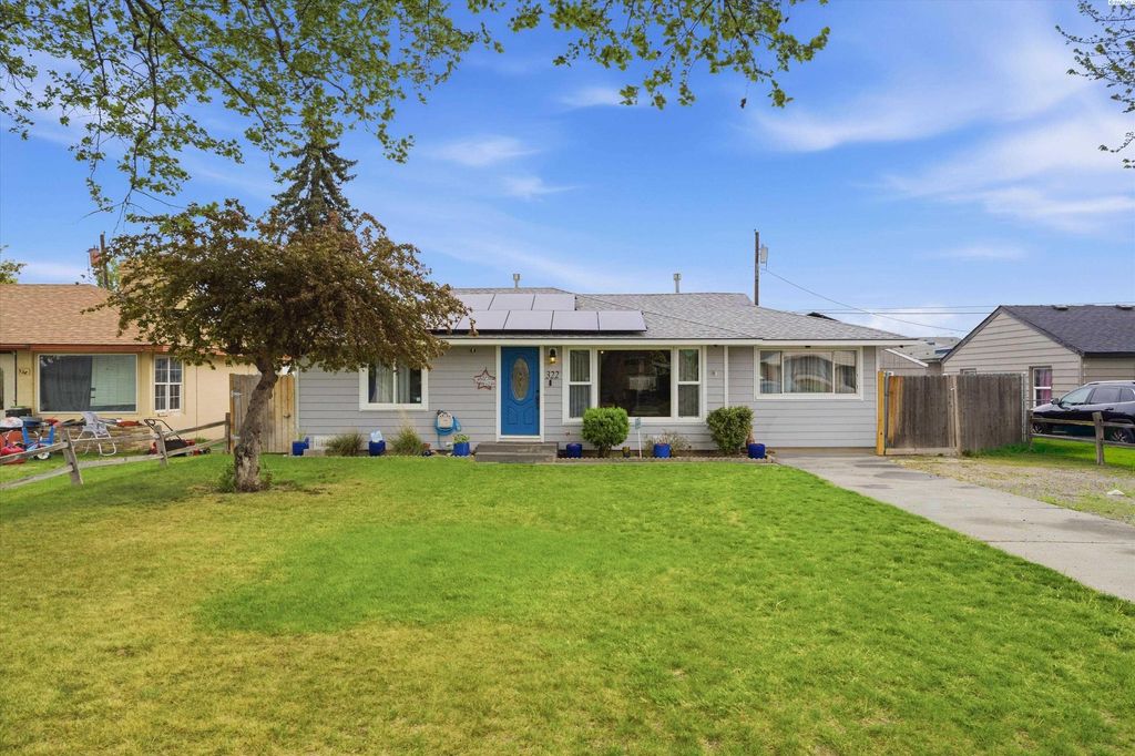 Photo of 322 N Jefferson St, Kennewick, WA 99336 (MLS # 292176)
