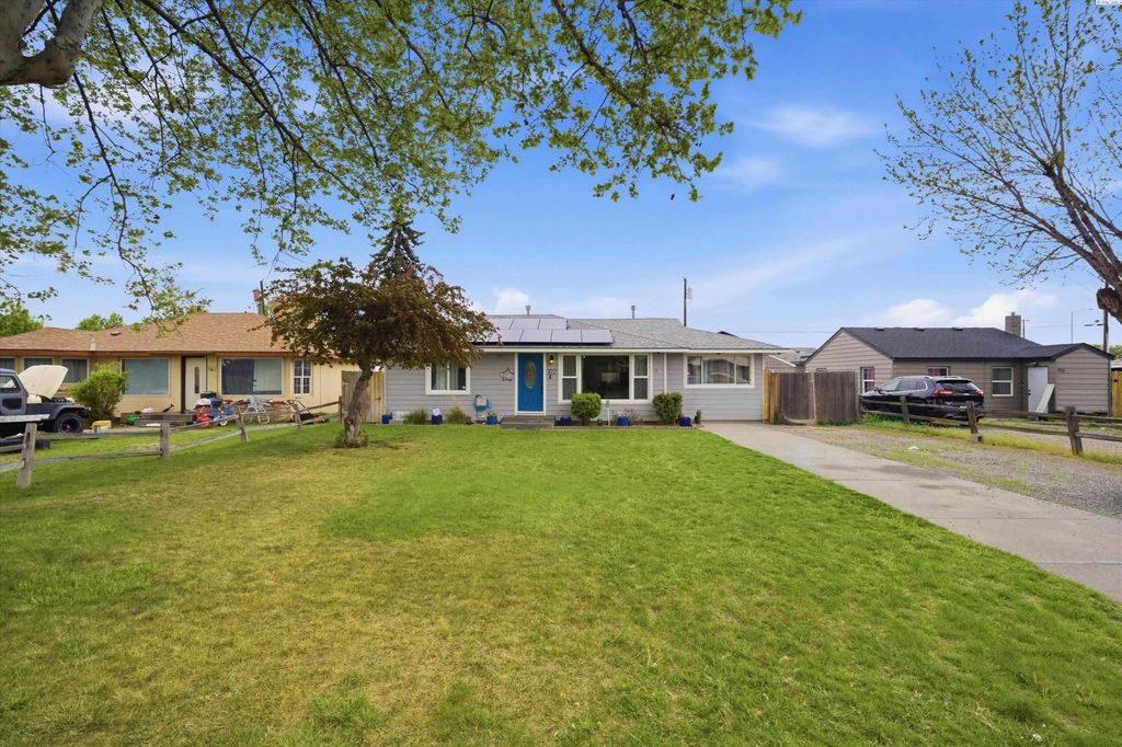 Photo of 322 N Jefferson St, Kennewick, WA 99336 (MLS # 292176)