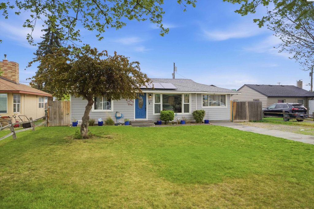 Photo of 322 N Jefferson St, Kennewick, WA 99336 (MLS # 292176)