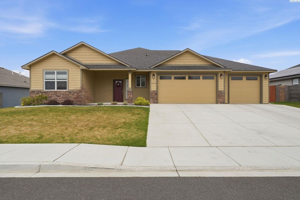 Photo of 3204 Indigo Ln, Pasco, WA 99301 (MLS # 292056)