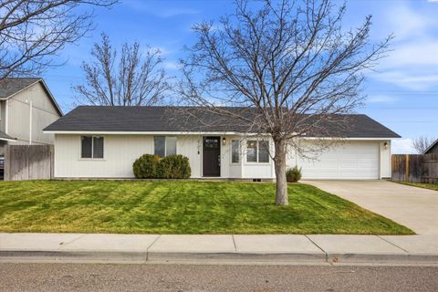 Photo of 2702 Iris St, West Richland, WA 99353 (MLS # 290673)