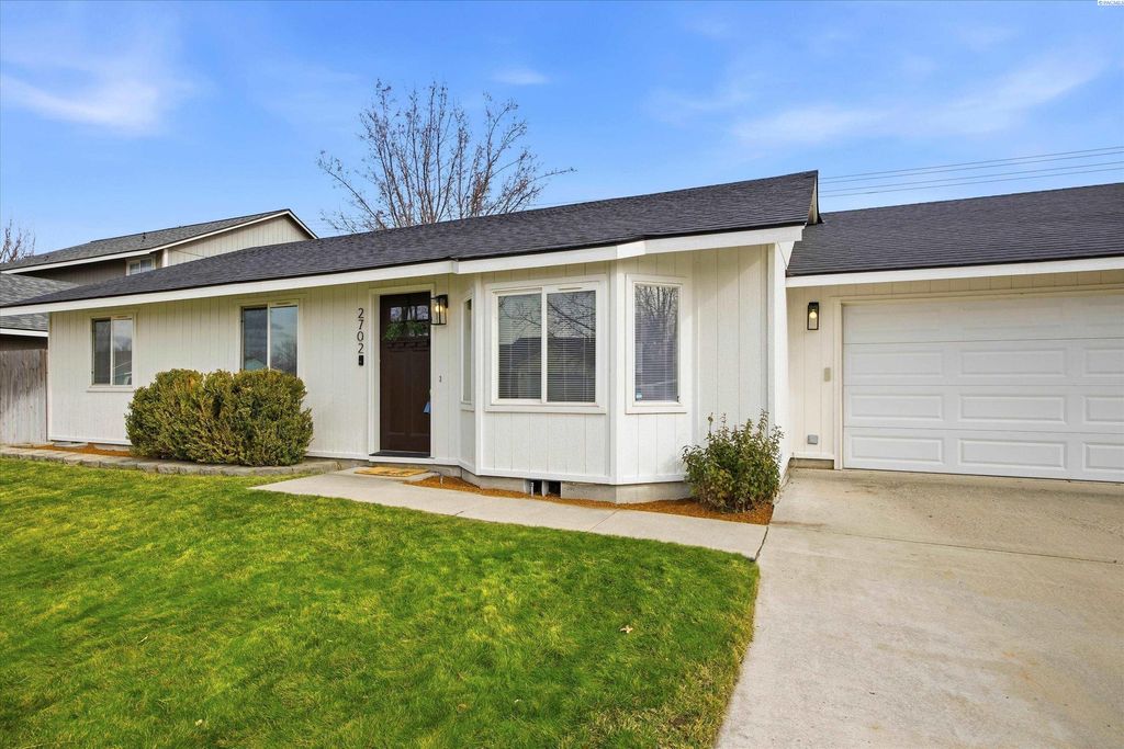Photo of 2702 Iris St, West Richland, WA 99353 (MLS # 290673)