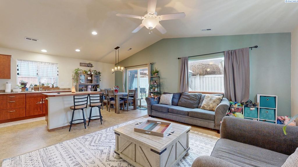 Photo of 1642 Cactus Loop, Richland, WA 99352 (MLS # 289913)