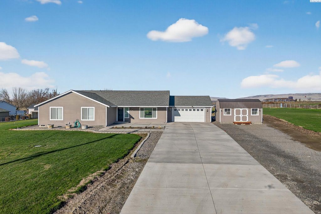 Photo of 1621 Alexander Rd, Sunnyside, WA 98944 (MLS # 289385)