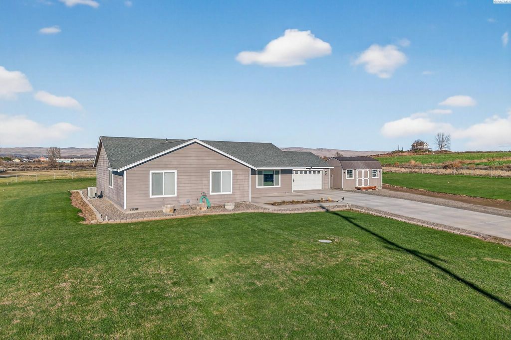 Photo of 1621 Alexander Rd, Sunnyside, WA 98944 (MLS # 289385)