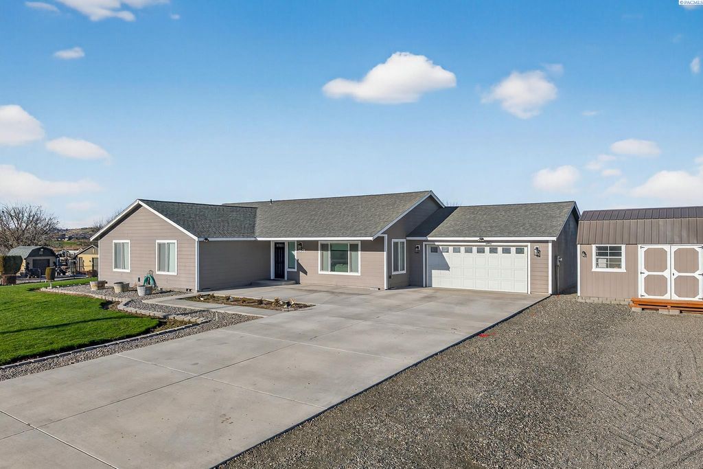 Photo of 1621 Alexander Rd, Sunnyside, WA 98944 (MLS # 289385)