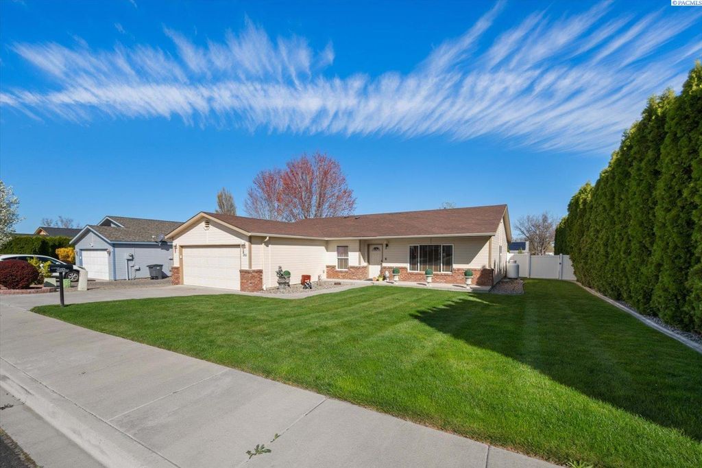 Photo of 2302 W 20th Ave, Kennewick, WA 99337 (MLS # 291556)