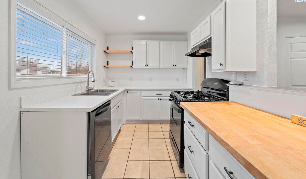 Photo of 2205 Camden St, Richland, WA 99352 (MLS # 291263)