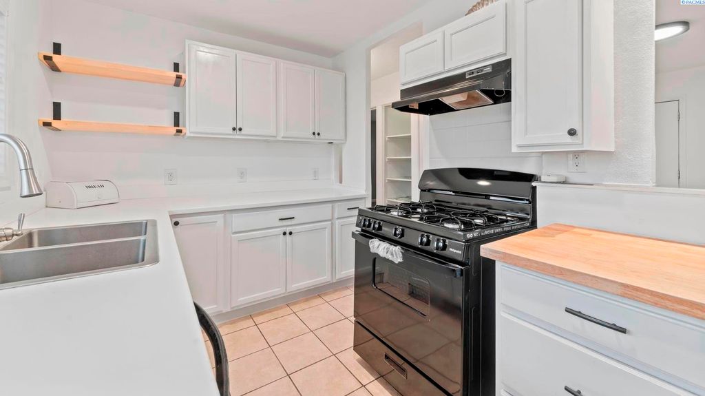 Photo of 2205 Camden St, Richland, WA 99352 (MLS # 291263)