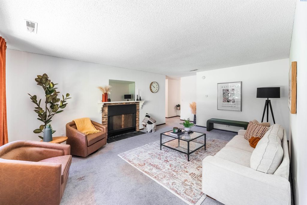 Photo of 2912 W Hood Ave #B203, Kennewick, WA 99336 (MLS # 285582)