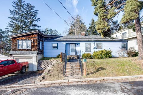 Photo of 1215 NE Myrtle St, Pullman, WA 99163 (MLS # 290143)