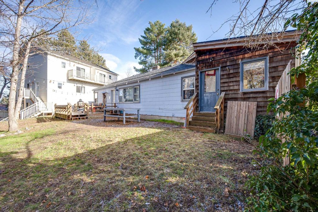 Photo of 1215 NE Myrtle St, Pullman, WA 99163 (MLS # 290143)