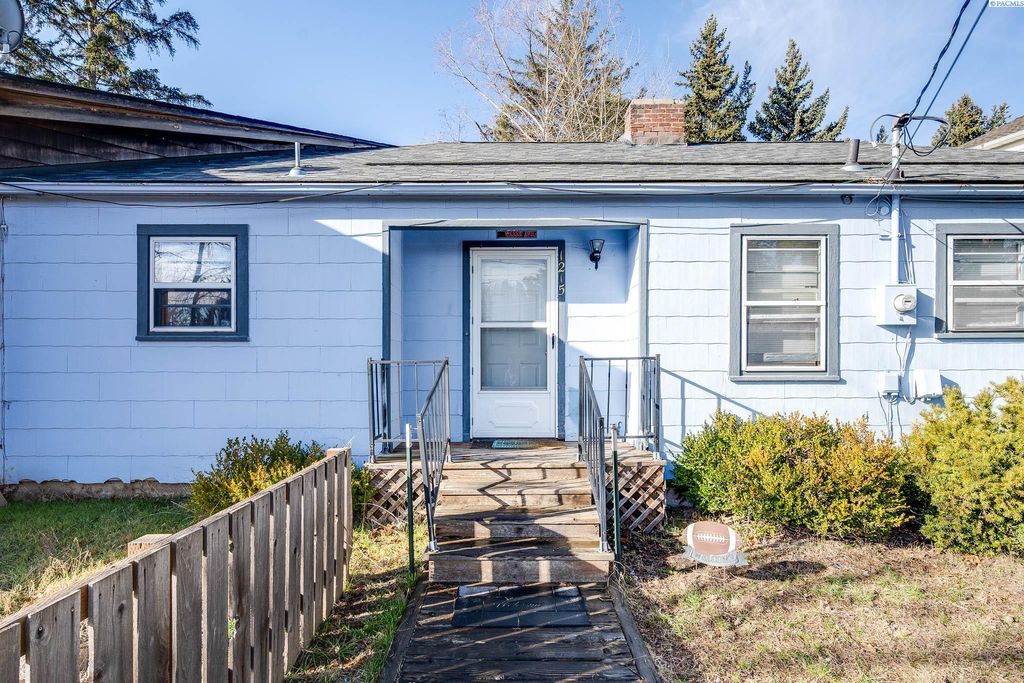 Photo of 1215 NE Myrtle St, Pullman, WA 99163 (MLS # 290143)