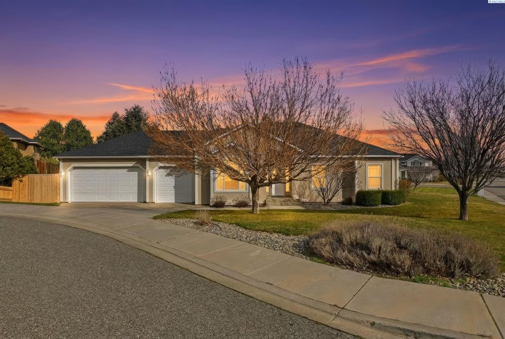 Photo of 1173 Kensington Way, Richland, WA 99352 (MLS # 290637)