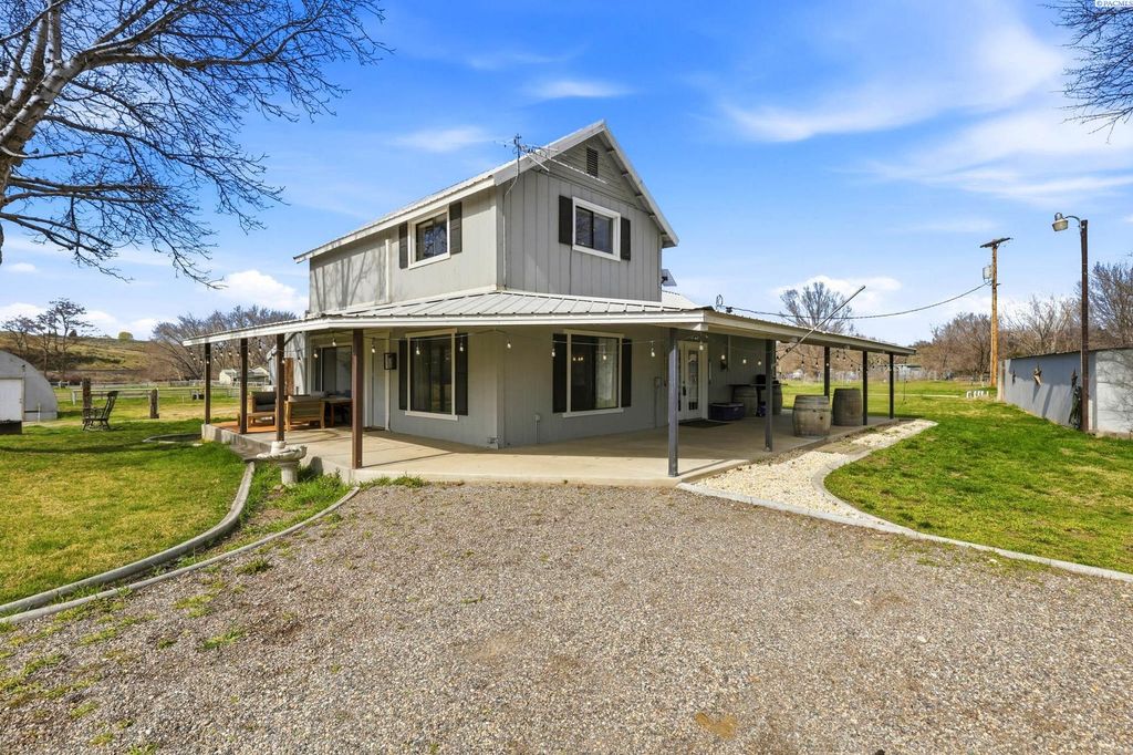 Photo of 5204 W Neyens Road, Benton City, WA 99320 (MLS # 291342)