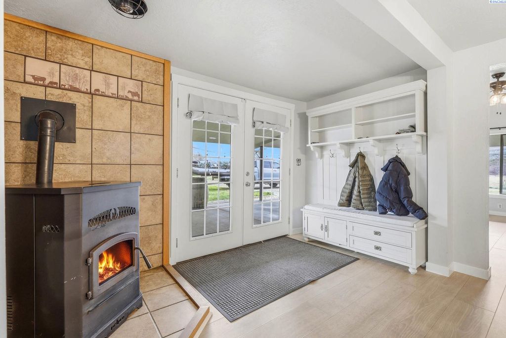 Photo of 5204 W Neyens Road, Benton City, WA 99320 (MLS # 291342)