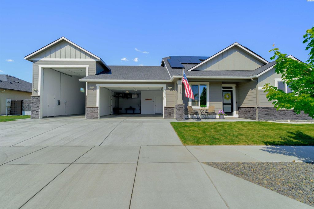 Photo of 4070 Corvina St, Richland, WA 99352 (MLS # 292525)