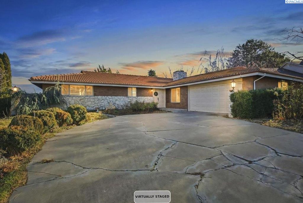 Photo of 145 Greenview Dr, Richland, WA 99352 (MLS # 289483)