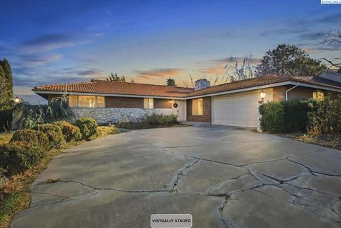 Photo of 145 Greenview Dr, Richland, WA 99352 (MLS # 289483)