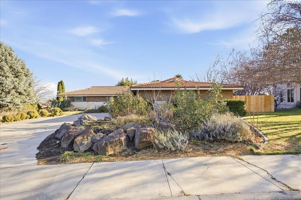 Photo of 145 Greenview Dr, Richland, WA 99352 (MLS # 289483)