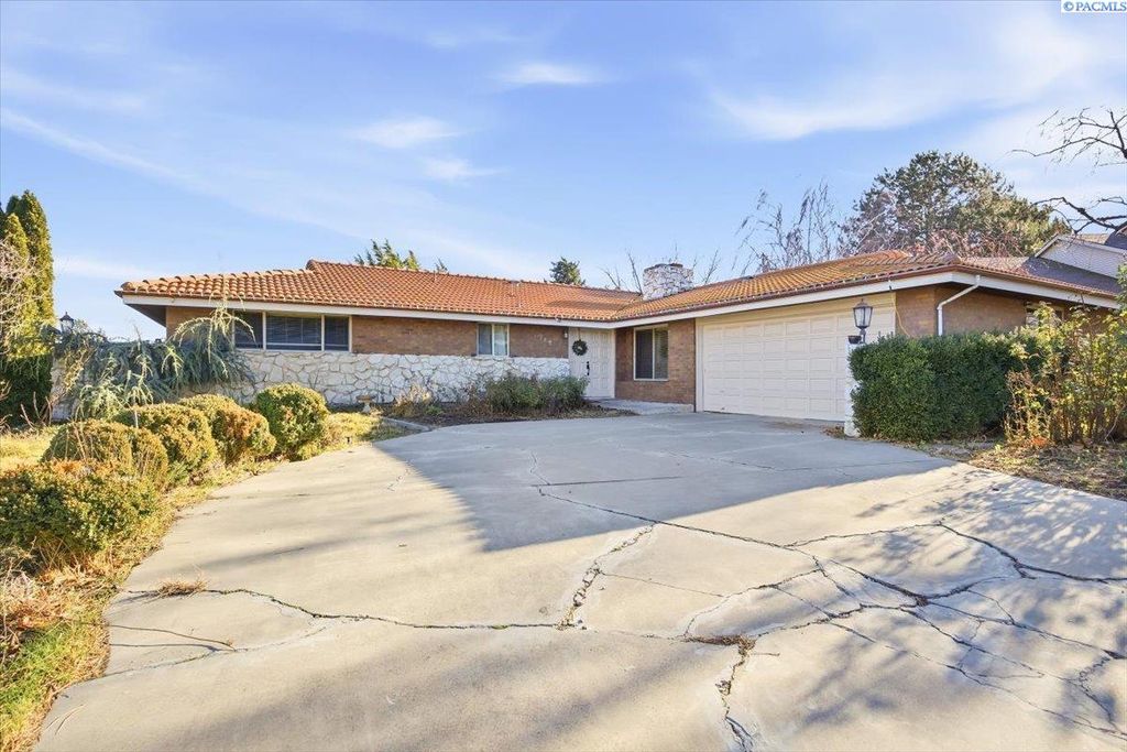 Photo of 145 Greenview Dr, Richland, WA 99352 (MLS # 289483)