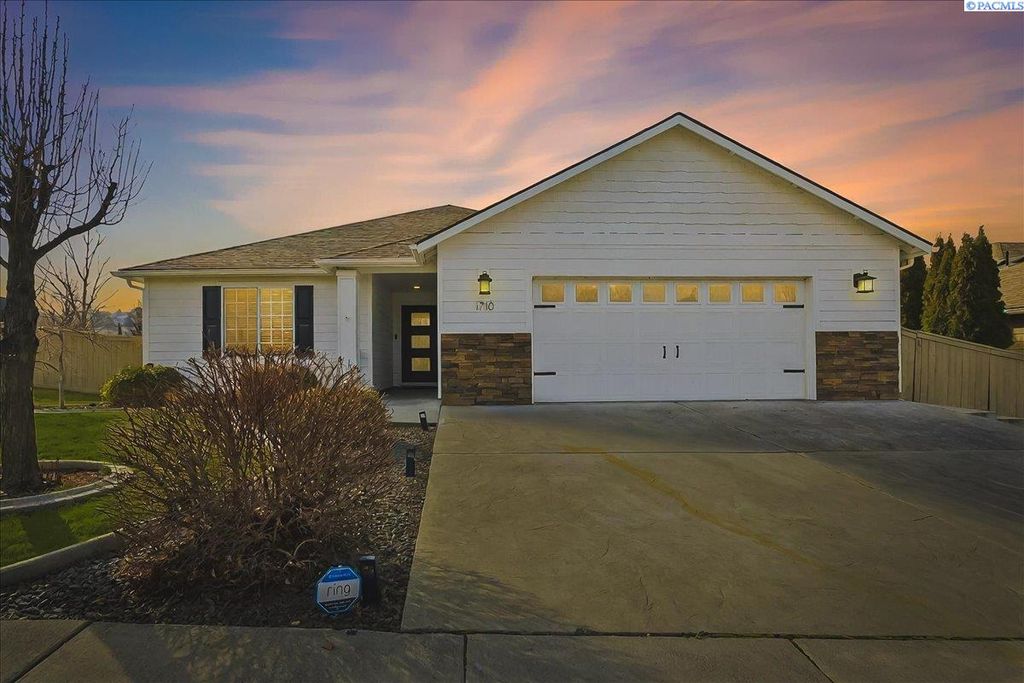 Photo of 1710 S Jefferson Pl, Kennewick, WA 99338 (MLS # 290487)