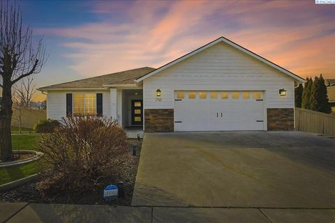 Photo of 1710 S Jefferson Pl, Kennewick, WA 99338 (MLS # 290487)