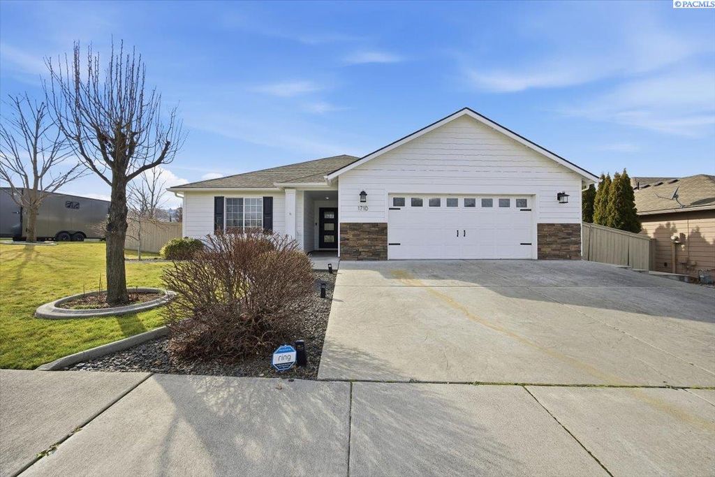 Photo of 1710 S Jefferson Pl, Kennewick, WA 99338 (MLS # 290487)
