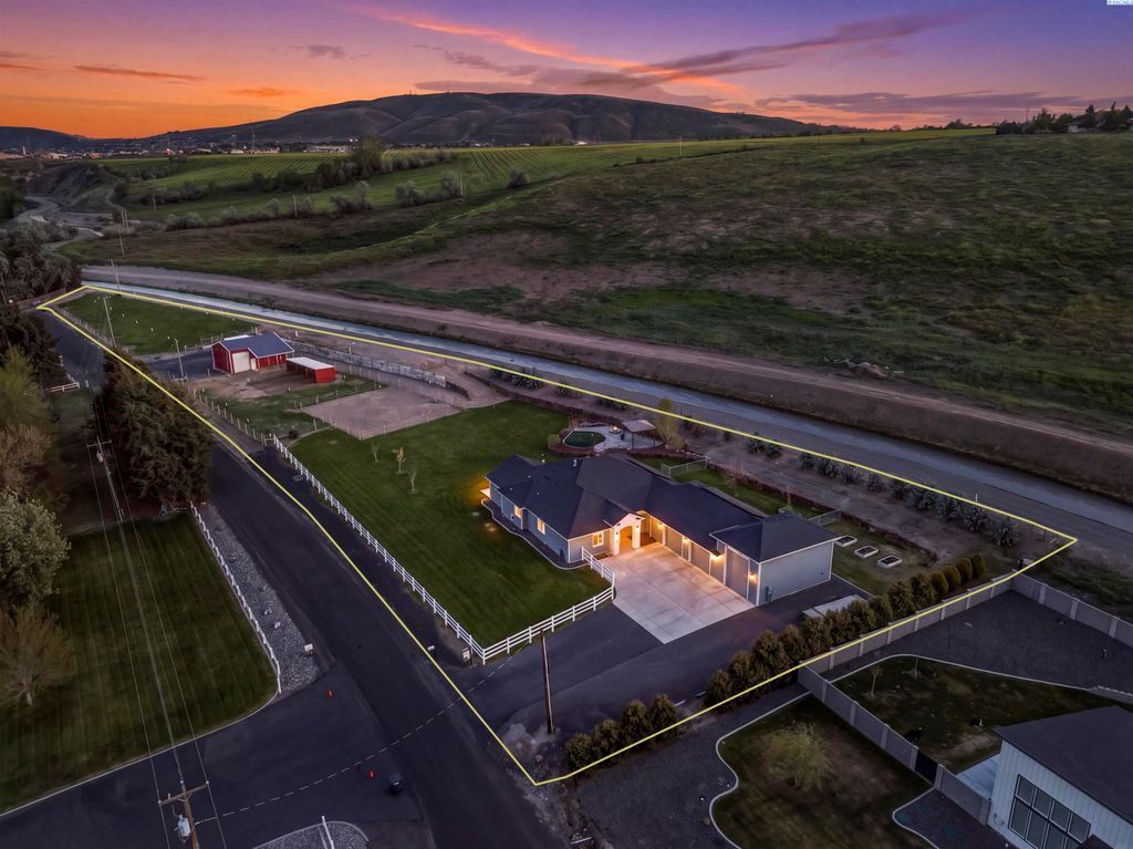 Photo of 2807 N Riverside Drive, West Richland, WA 99353 (MLS # 292207)