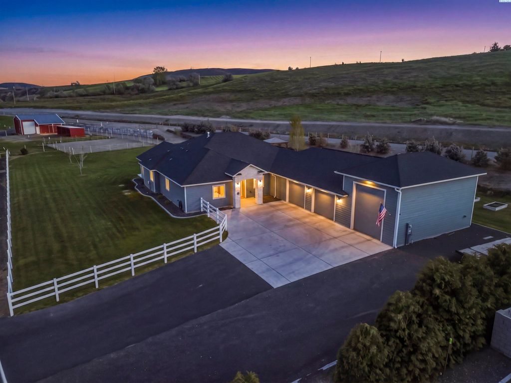 Photo of 2807 N Riverside Drive, West Richland, WA 99353 (MLS # 292207)