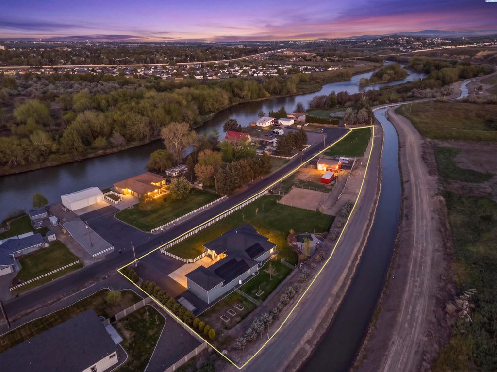 Photo of 2807 N Riverside Drive, West Richland, WA 99353 (MLS # 292207)