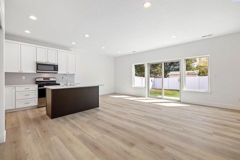 Photo of 1163 S Underwood Pl, Kennewick, WA 99337 (MLS # 289833)